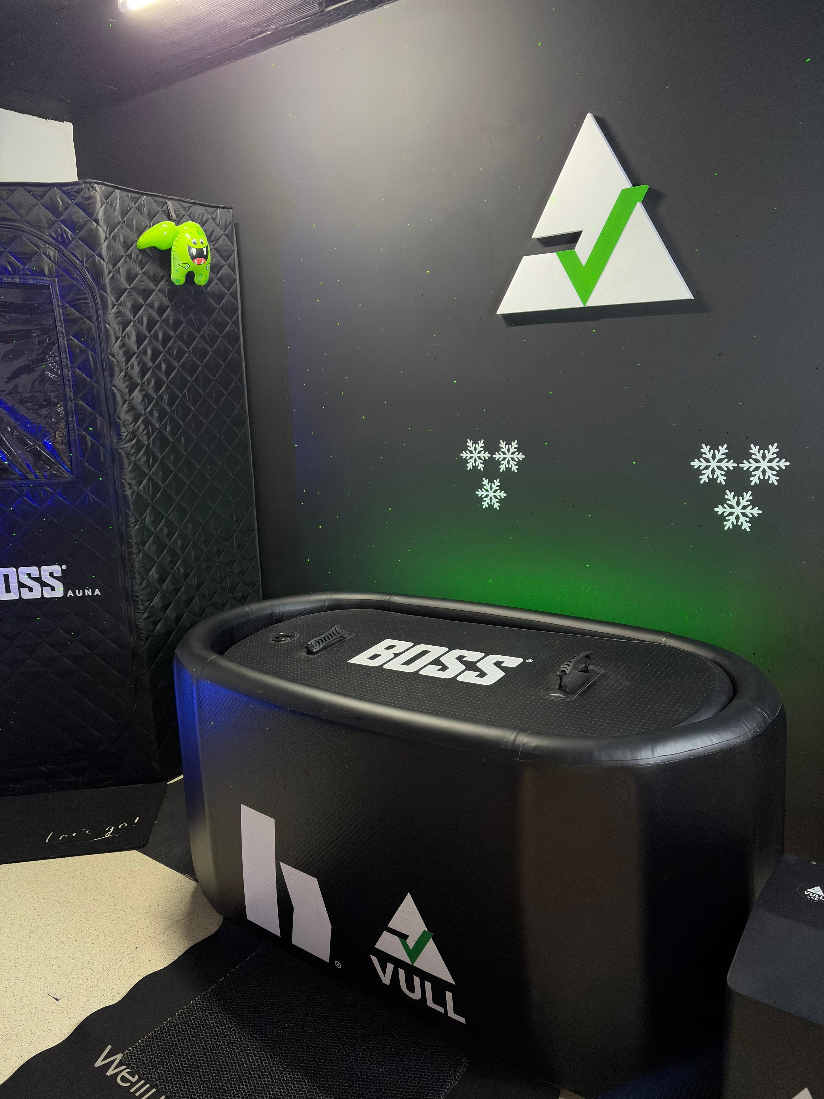 Estudio VULL con la bañera de frío y el logo iluminado